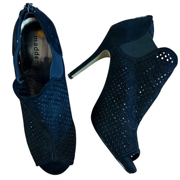 Madden Girl Black Perforated Peep Toe Booties Faux Leather Zip Back 8M - Picture 1 of 14